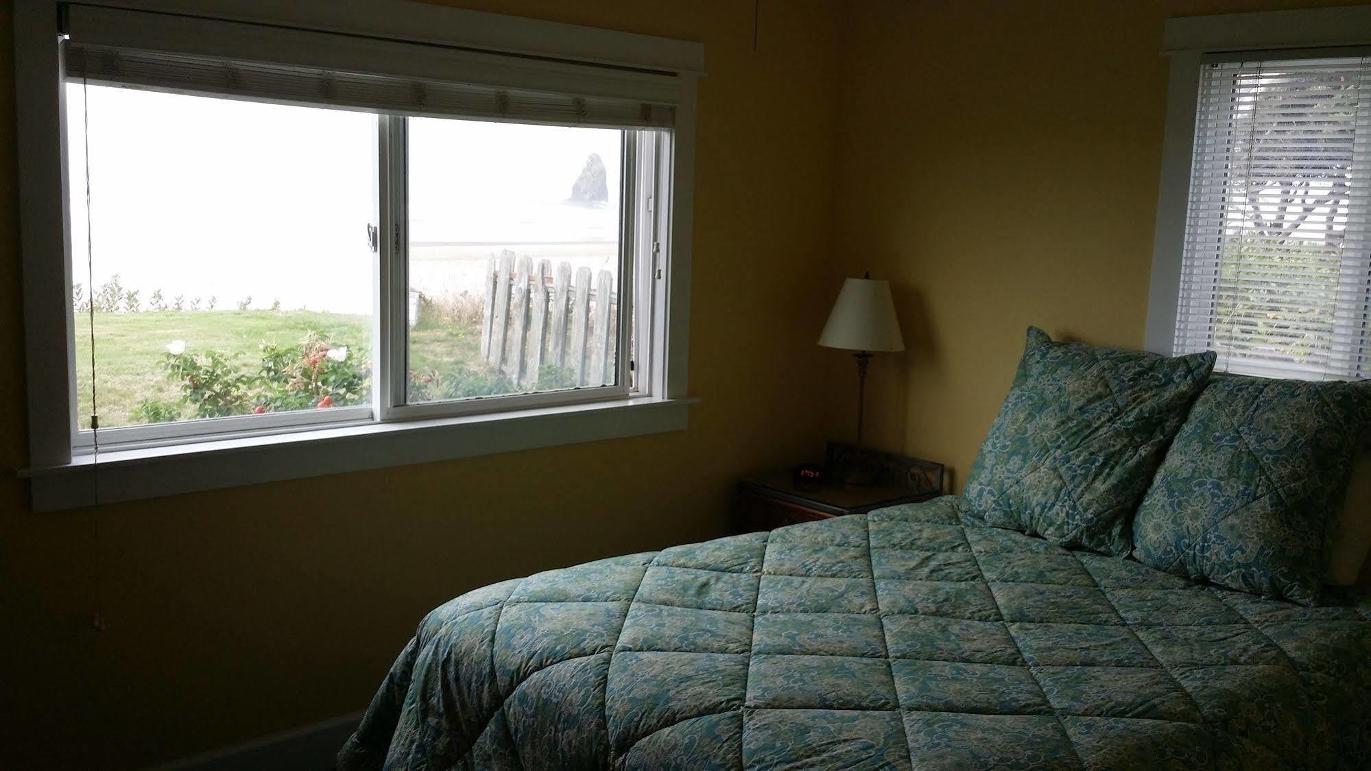 Sea Sprite At Haystack Rock Hotel Cannon Beach Exterior photo